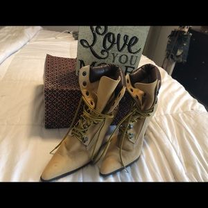 Manolo Blahnik Shoes - Manolo Blahnik Timberlands Manolo Blahnik Shoes - Manolo Blahnik Timberlands